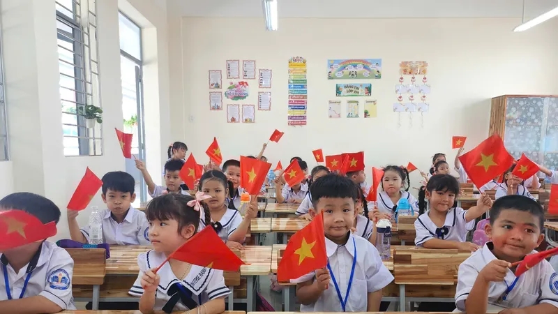 Học sinh Trường Tiểu học Trần Quốc Toản (quận 12, TPHCM) trong niềm vui chào đón năm học mới