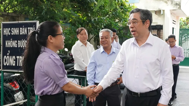 Phó Bí thư Thành ủy TPHCM Nguyễn Phước Lộc động viên Trường Tiểu học Lý Nhơn sau sự cố tốc mái