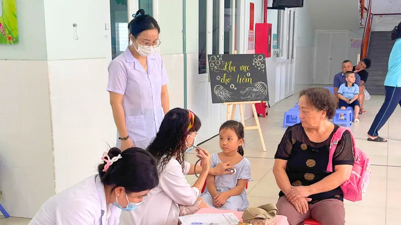 Trường học ghi nhận đóng góp của đội ngũ nhân viên y tế trường học