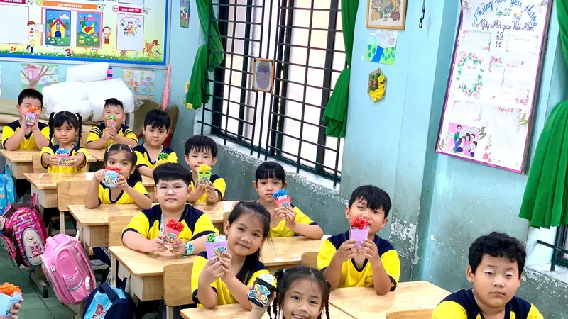 Hơn 500 học sinh Trường Tiểu học Lý Nhơn (quận 4) trở lại trường sau sự cố tốc mái