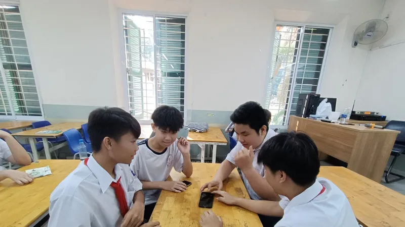 Sở GD-ĐT TPHCM lên tiếng trước đề xuất cấm học sinh dùng điện thoại trong trường