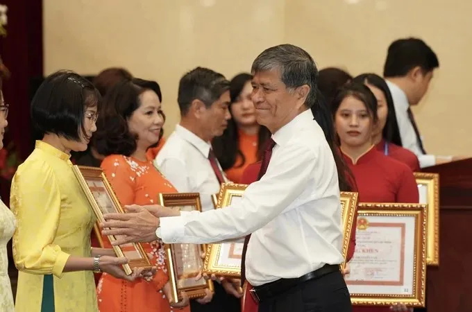 Giám đốc Sở GD-ĐT TPHCM Nguyễn Văn Hiếu tặng bằng khen đến cán bộ, giáo viên đạt Giải thưởng Võ Trường Toản năm 2023