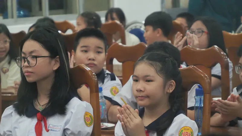Hơn 1.000 học sinh tham quan doanh trại chiến sĩ bộ đội