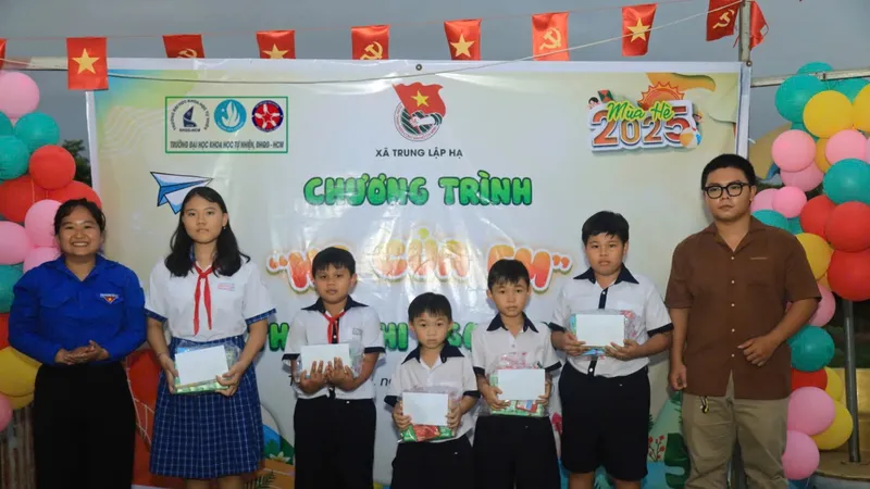 Học bổng hiếu học đến với học sinh ngoại thành