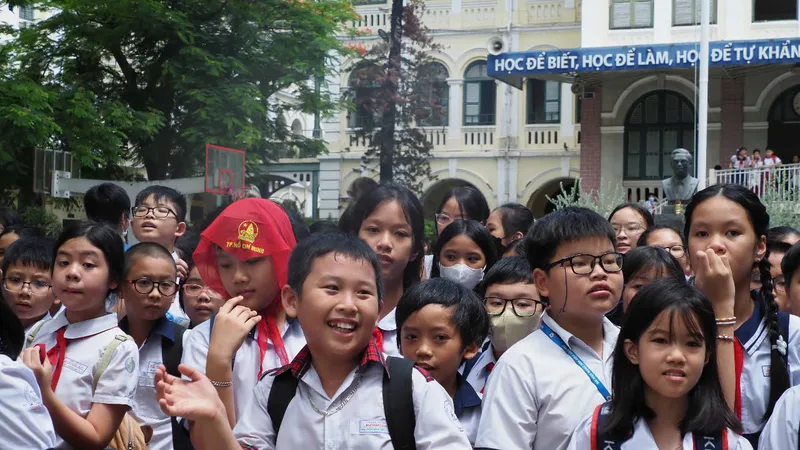 Thí sinh phấn khởi sau khi kết thúc giờ làm bài khảo sát