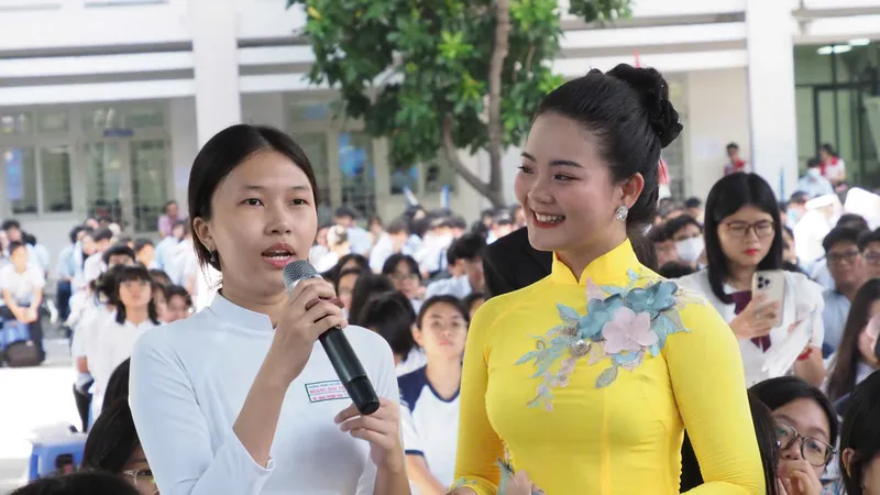 Học sinh đặt câu hỏi tại chương trình tư vấn hướng nghiệp