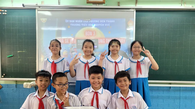 Học sinh lớp 4/3, Trường Tiểu học Nguyễn Huệ (phường Bến Thành) quyên góp giúp học sinh có hoàn cảnh khó khăn