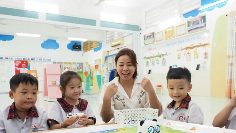 Học sinh Trường Mầm non Họa Mi 2 (phường Chợ Lớn, TPHCM) làm quen robot thông minh