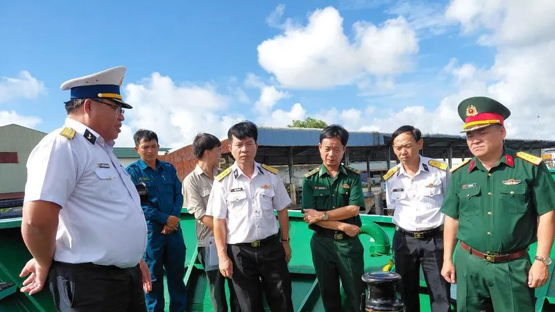 Đoàn công tác kiểm tra hệ thống tời neo và mặt boong
