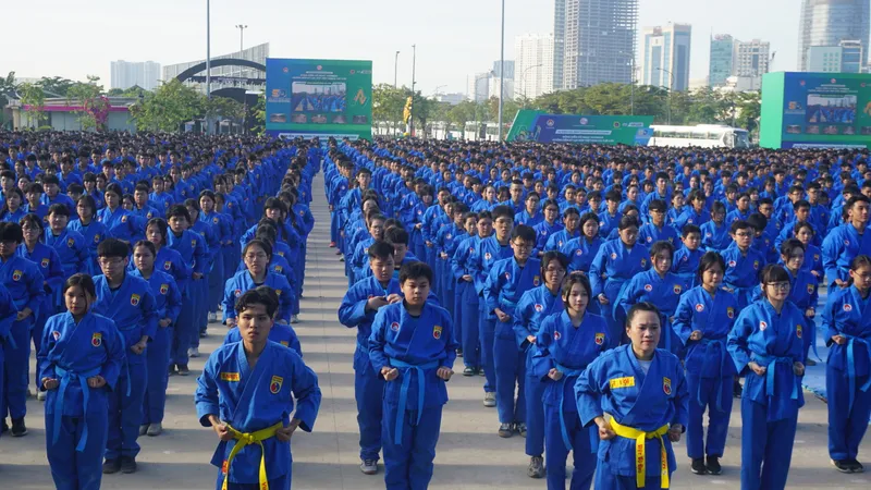 Học sinh tham gia màn đồng diễn võ nhạc vovinam