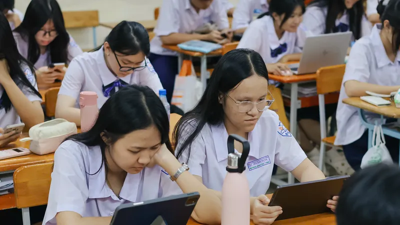 Học sinh Trường THPT Bùi Thị Xuân (phường Bến Thành, TPHCM) thực hiện bài kiểm tra cuối học kỳ 1 năm học 2025-2026 trên thiết bị điện tử