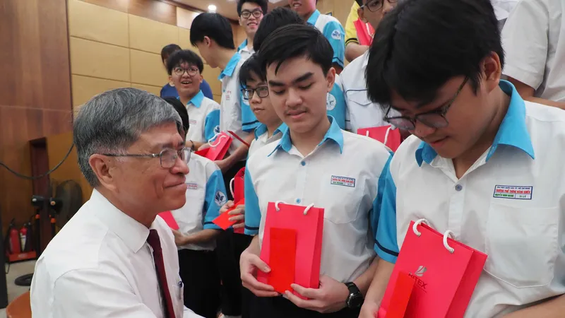 Giám đốc Sở GD-ĐT TPHCM Nguyễn Văn Hiếu động viên các học sinh tham gia kỳ thi chọn học sinh giỏi quốc gia THPT năm học 2025-2026