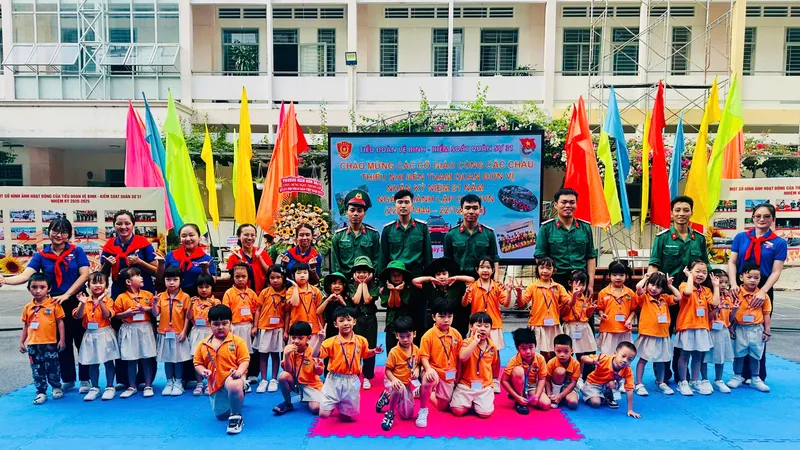Học sinh Trường Mầm non Hoa Lư (phường Sài Gòn) tham gia hoạt động kỷ niệm Ngày thành lập Quân đội nhân dân Việt Nam