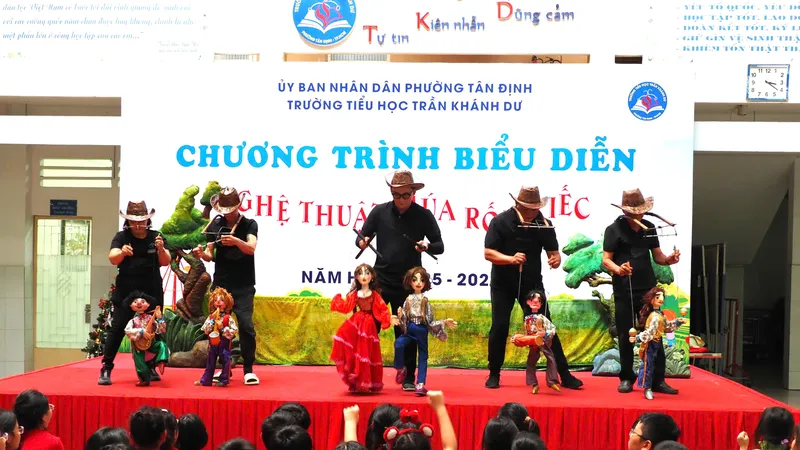 Học sinh "vui hết nấc" khi xem biểu diễn múa rối cạn
