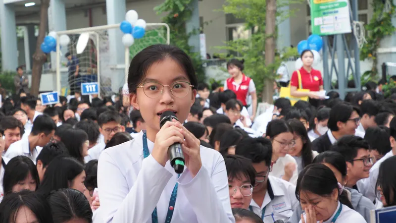 Học sinh Trường THPT Gia Định đặt câu hỏi tại chương trình tư vấn tuyển sinh