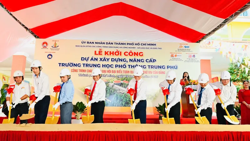 Đại biểu thực hiện nghi thức khởi công dự án xây dựng, nâng cấp Trường THPT Trung Phú. Ảnh: VIỆT DŨNG