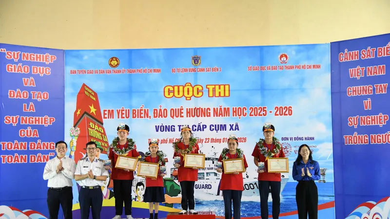 Trao giải cho các thí sinh có thành tích cao nhất của phần thi trực tiếp, vòng thi cấp cụm xã Cuộc thi “Em yêu biển, đảo quê hương” năm học 2025-2026