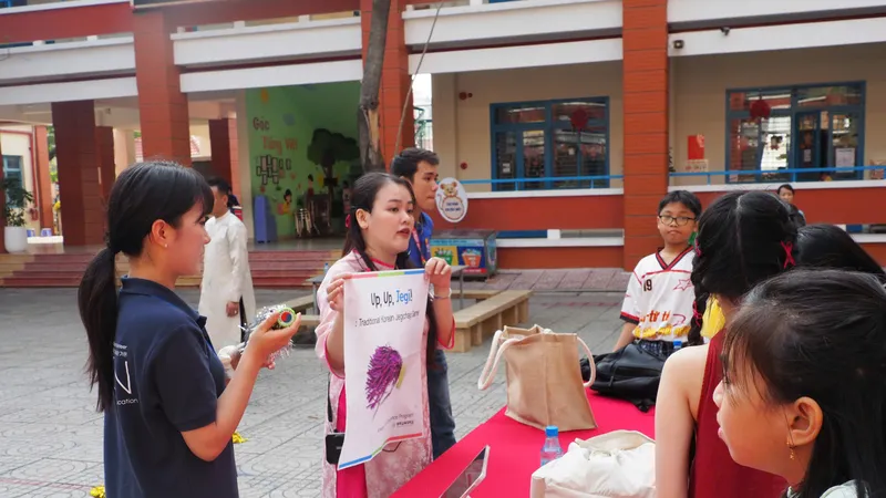 Học sinh Trường Tiểu học Lê Đức Thọ (phường An Hội Đông, TPHCM_ giao lưu với đoàn sinh viên sư phạm Hàn Quốc trong năm học 2025-2026