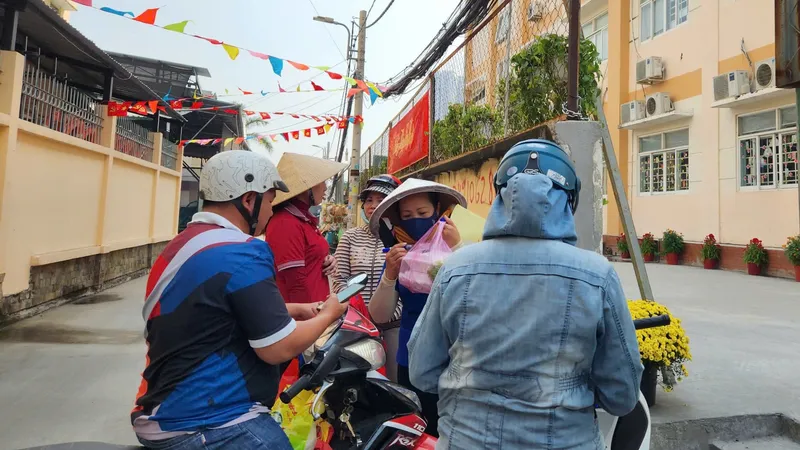 Phụ huynh Trường Tiểu học Nguyễn Văn Hưởng (phường Phú Thuận) mang cơm tới trường cho con khi trường tạm ngưng tổ chức ăn bán trú