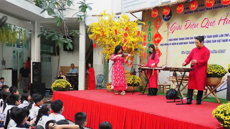 Chuyên đề "Em yêu giai điệu quê hương" do Trường Tiểu học Trần Khánh Dư tổ chức vào sáng 4-2