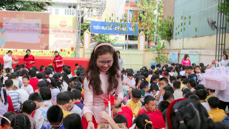 Học sinh Trường Tiểu học Nguyễn Bỉnh Khiêm tham gia hoạt động chào năm mới sau kỳ nghỉ Tết Nguyên đán 2026