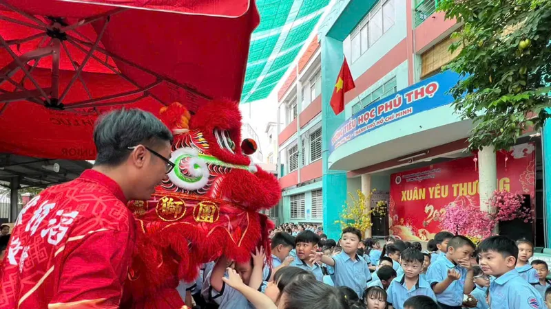 Học sinh Trường Tiểu học Phú Thọ (phường Phú Thọ) vui tươi trong ngày học đầu năm