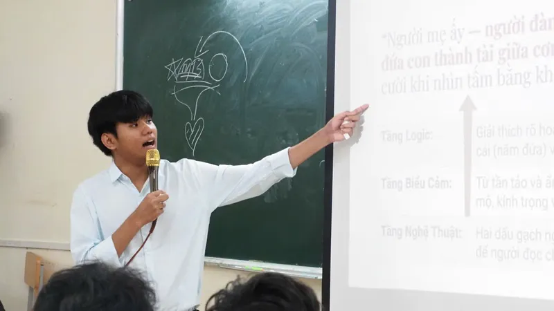 Học sinh Trường THPT Bùi Thị Xuân thử sức làm giáo viên
