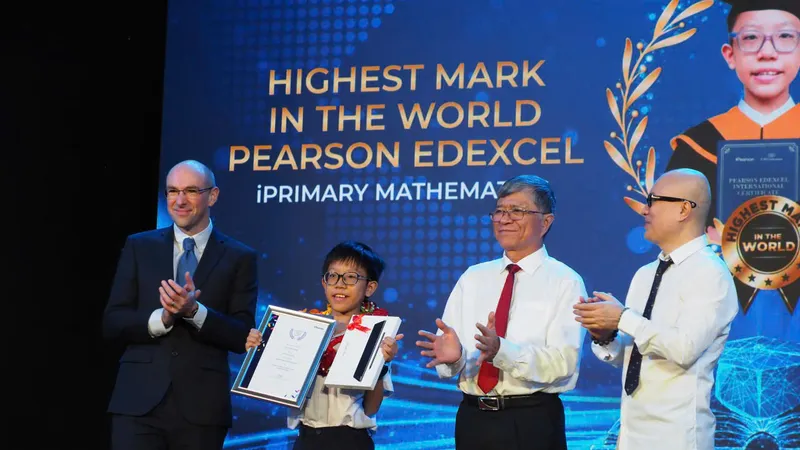 Giám đốc Sở GD-ĐT TPHCM cùng đại diện Hội đồng khảo thí Pearson Edexcel, Tập đoàn giáo dục EMG Education trao thưởng cho học sinh đạt điểm Toán cao nhất thế giới cấp tiểu học