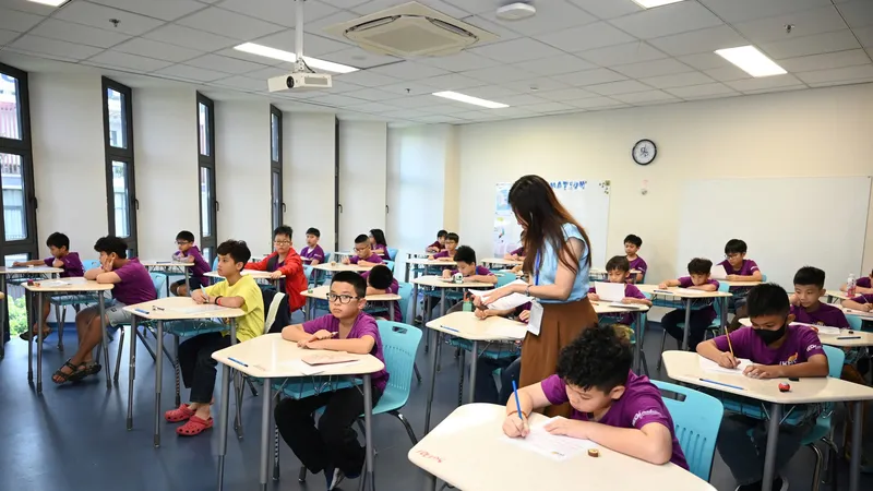 Thí sinh tham dự kỳ thi tại điểm thi Trường song ngữ quốc tế EMASI Vạn Phúc