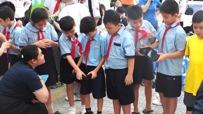 Học sinh hào hứng trải nghiệm các hoạt động tại Ngày hội "Kết nối, đồng hành trong đổi mới và sáng tạo cùng các trường học" năm 2026 