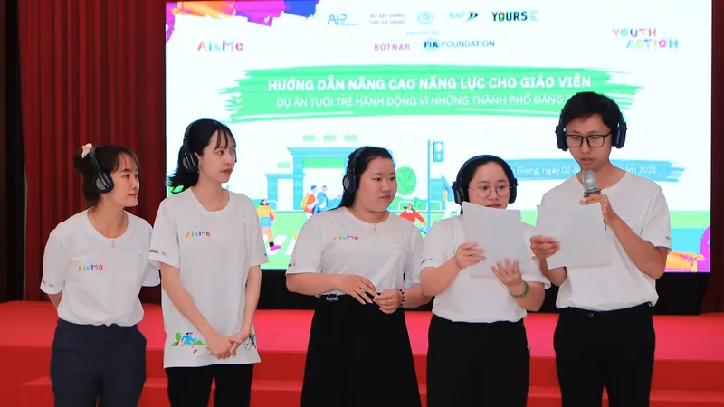 Giáo viên tham gia chương trình tập huấn nâng cao năng lực an toàn giao thông vào sáng 2-4