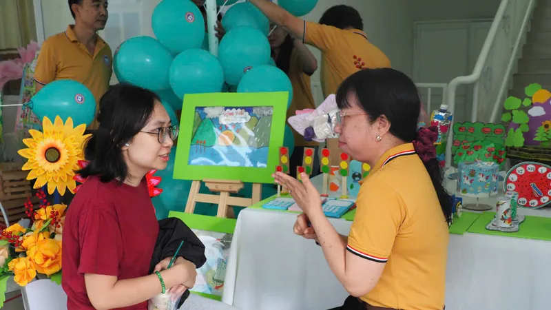 Phụ huynh tìm hiểu về trường lớp tại ngày hội tư vấn tuyển sinh do UBND phường Hòa Hưng tổ chức vào ngày 29-3-2026