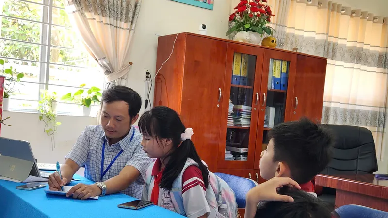Học sinh Trường Tiểu học Bình Quới Tây được kiểm tra dịch tễ sau vụ nghi ngờ ngộ độc thực phẩm.