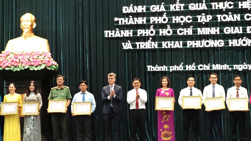 Các cá nhân nhận bằng khen của Chủ tịch UBND TPHCM do có thành tích xuất sắc trong công tác xây dựng Thành phố học tập toàn cầu UNESCO trên địa bàn TPHCM năm 2025