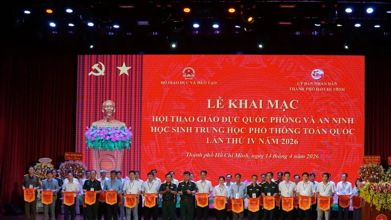 Lãnh đạo Bộ GD-ĐT và UBND TPHCM cùng đại diện Quân khu 7 và các sở, ngành chụp ảnh lưu niệm tại lễ khai mạc hội thao