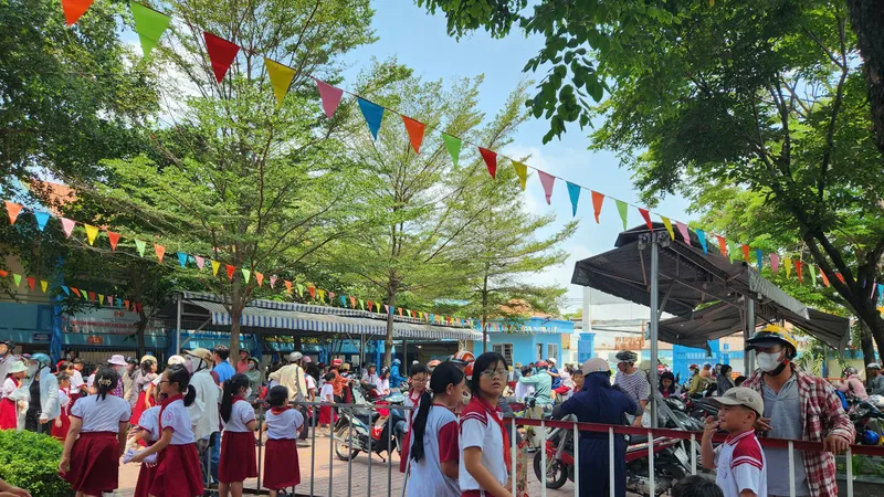 Học sinh Trường Tiểu học Bình Quới Tây sau giờ tan học