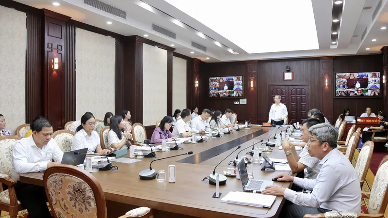 Đồng chí Nguyễn Phước Lộc làm việc với đại diện các sở, ngành, UBND 168 phường, xã, đặc khu về công tác xây dựng trường lớp. Ảnh: DŨNG PHƯƠNG