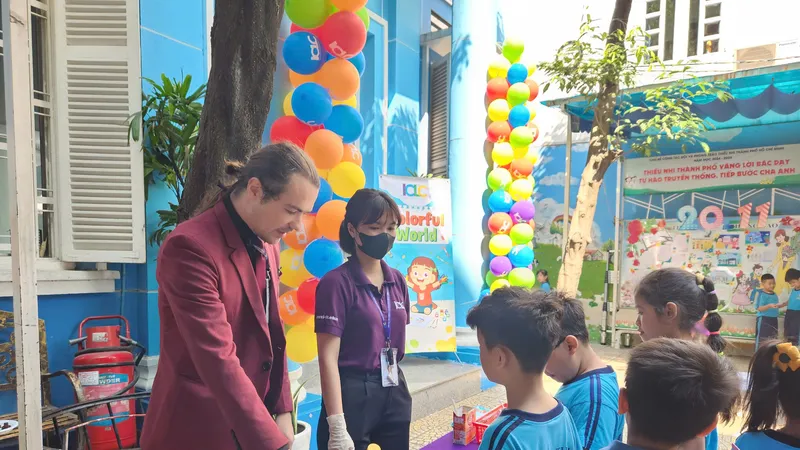 Học sinh Trường Tiểu học Hòa Bình (phường Sài Gòn, TPHCM) tham gia tiết học Toán và Khoa học thực nghiệm bằng tiếng Anh