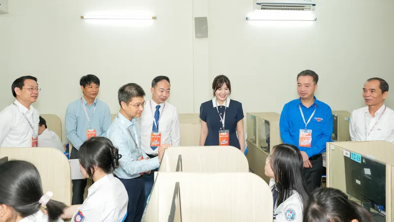 Đại diện ban tổ chức động viên thí sinh trước giờ thi