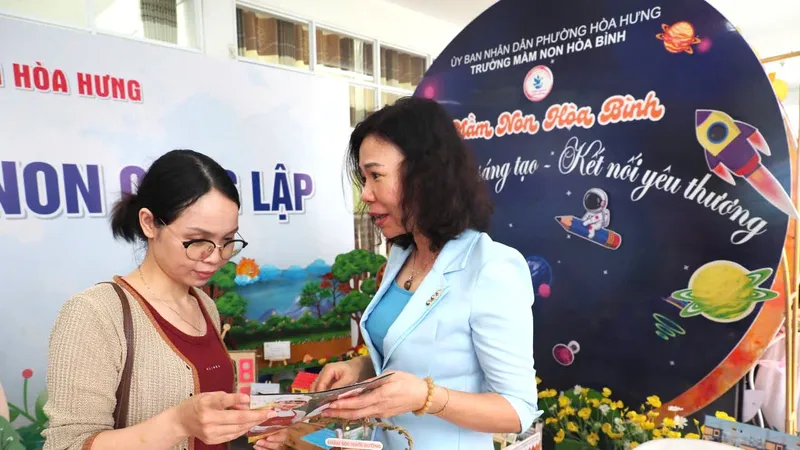 Phụ huynh tham gia Ngày hội tư vấn tuyển sinh đầu cấp năm học 2026-2027 do UBND phường Hòa Hưng tổ chức