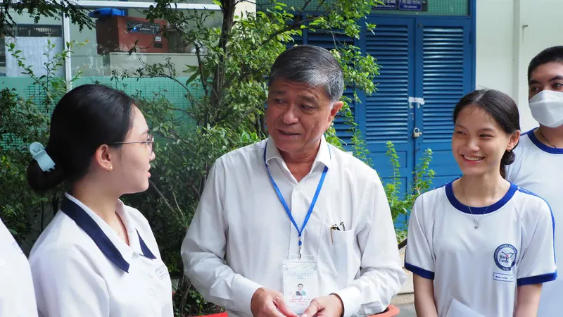 Giám đốc Sở GD-ĐT TPHCM Nguyễn Văn Hiếu động viên thí sinh tại kỳ thi tốt nghiệp THPT năm 2025