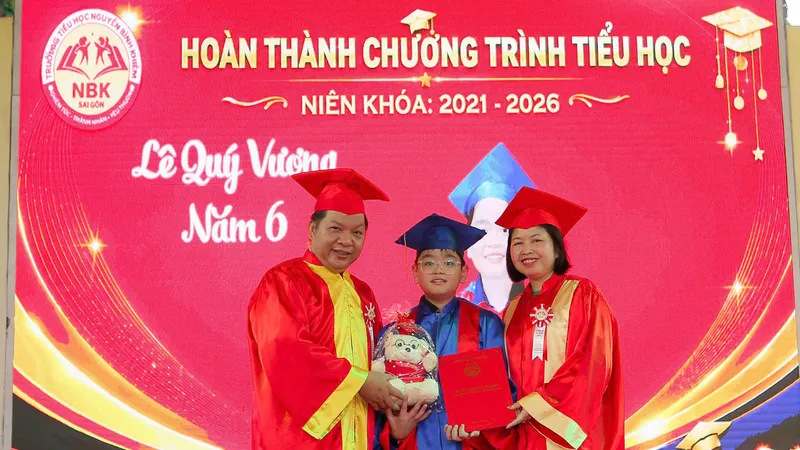 Hiệu trưởng Trường Tiểu học Nguyễn Bỉnh Khiêm (ngoài cùng bên phải) trao chứng nhận hoàn thành chương trình tiểu học cho học sinh lớp 5