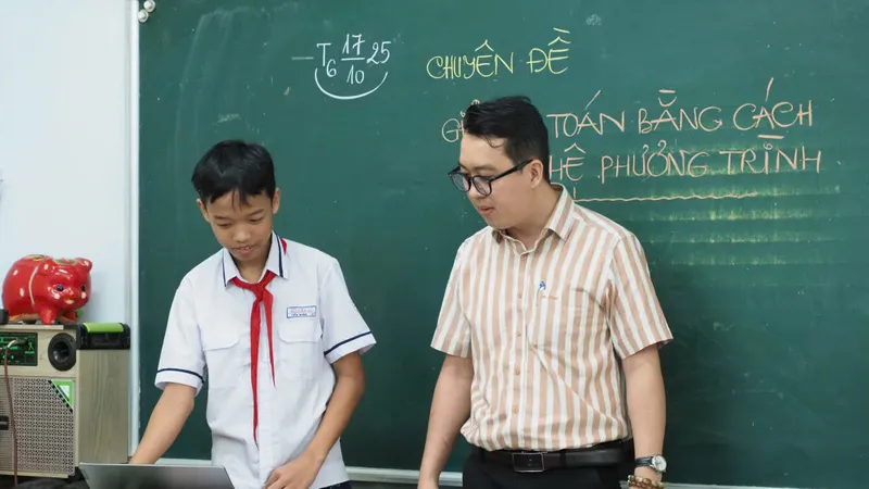 Học sinh lớp 9, Trường THCS Nguyễn Du trong giờ học môn Toán trong năm học 2025-2026