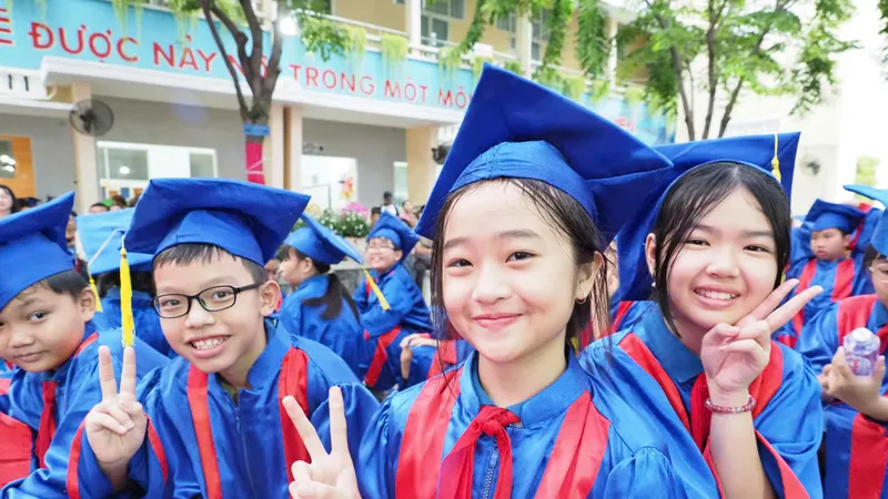 Học sinh khối lớp 5, Trường Tiểu học Trần Hưng Đạo hãnh diện và tự hào trong lễ trưởng thành