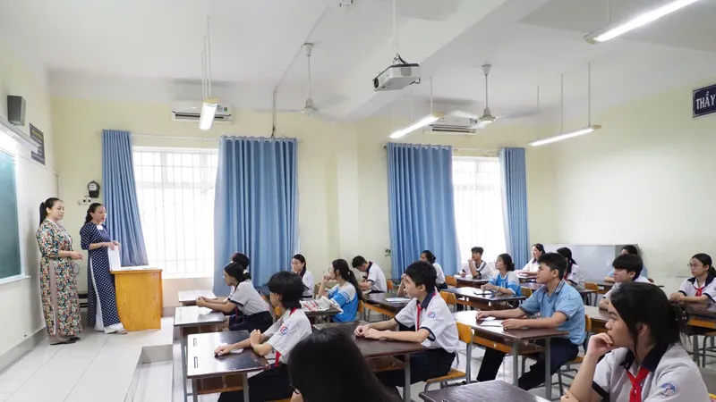 Thí sinh làm thủ tục dự thi lớp 10 tại điểm thi THCS Đống Đa. Ảnh: THU TÂM