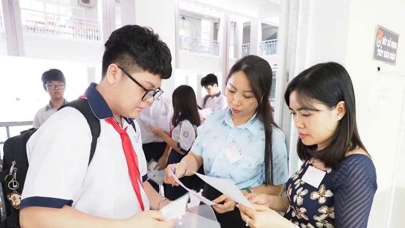 Thí sinh làm thủ tục dự thi lớp 10 tại điểm thi THCS Đống Đa (phường Thạnh Mỹ Tây) vào sáng 31-5