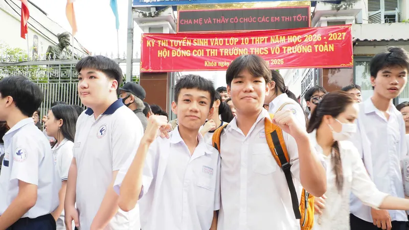Thí sinh phấn khởi ra về sau khi kết thúc giờ làm bài môn Ngoại ngữ tại điểm thi THCS Võ Trường Toản. Ảnh: THU TÂM