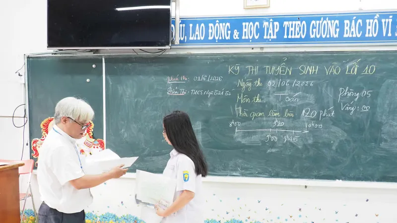 Thí sinh dự thi tại điểm thi Trường THCS Ngô Tất Tố (phường Phú Nhuận, TPHCM). Ảnh: THU TÂM