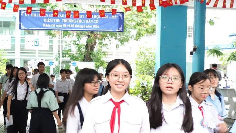 Thí sinh kết thúc giờ làm bài môn Toán tại điểm thi THCS Bàn Cờ. Ảnh: THU TÂM.