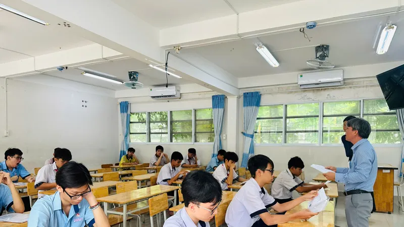 Thí sinh tại điểm thi Trường THPT Phước Long (phường Phước Long). Ảnh: THU TÂM